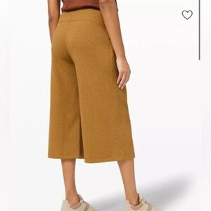 Lululemon Can you Feel the Pleat Crop(LIKE NEW)